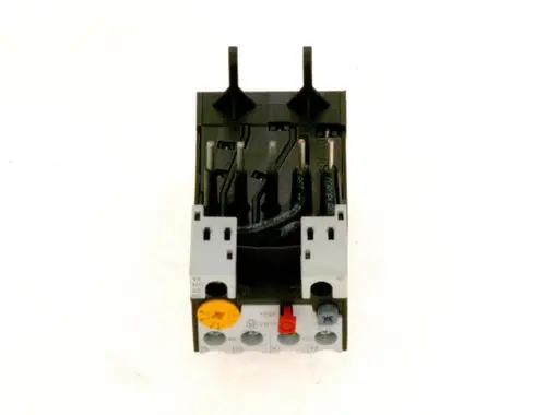 Kompakte Bosch-Schutzschalter-Einheit mit mehreren Anschlüssen und Testknopf, montiert für die Verwendung in elektrischen Installationen.